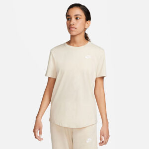 Nike Sportswear Club Essentials Tshirt Damer Kortærmet Tshirts Xs