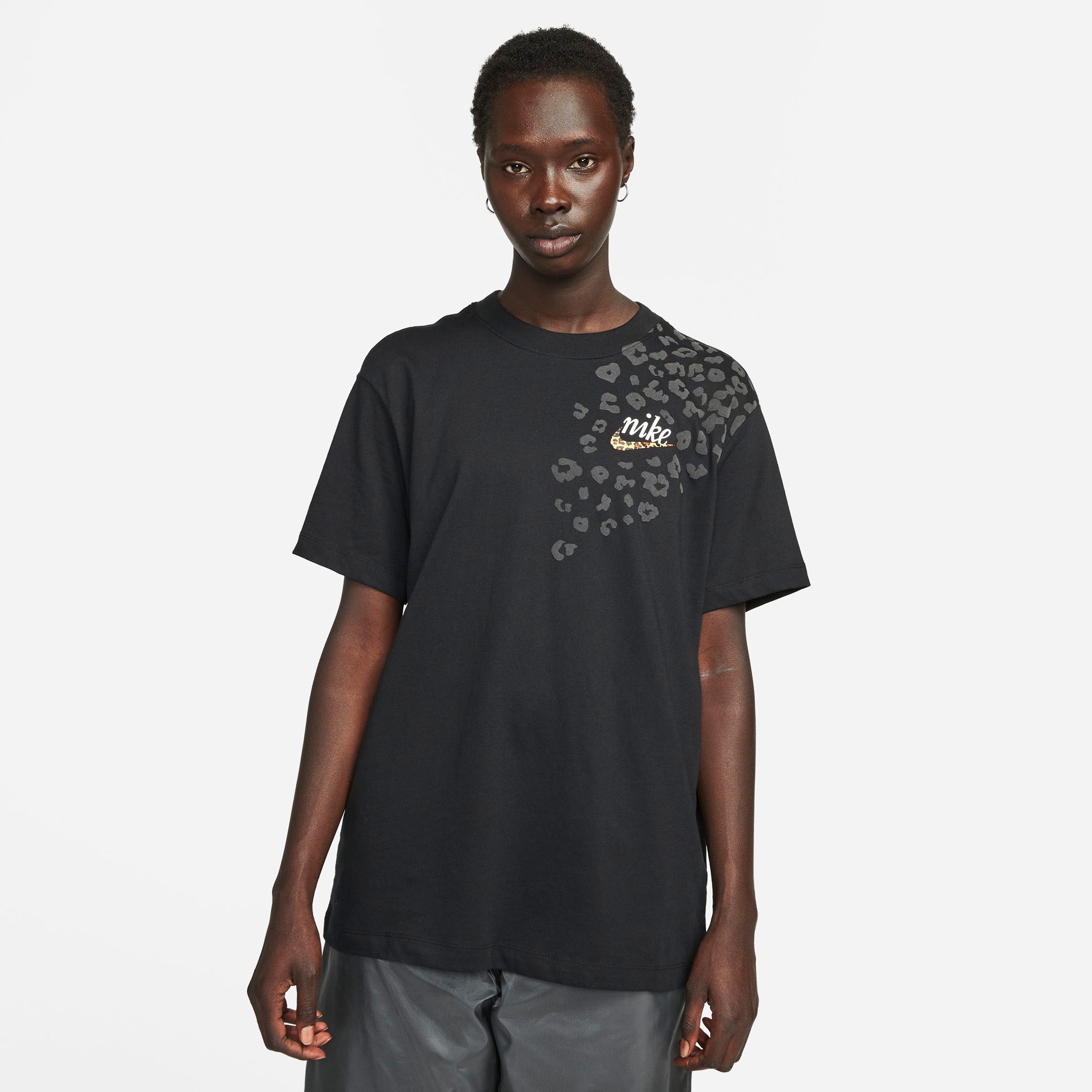 Nike Sportswear Boyfriend Fit Tshirt Dame Sort Nike Sportswear Boyfriend Fit Tshirt Dame Sort