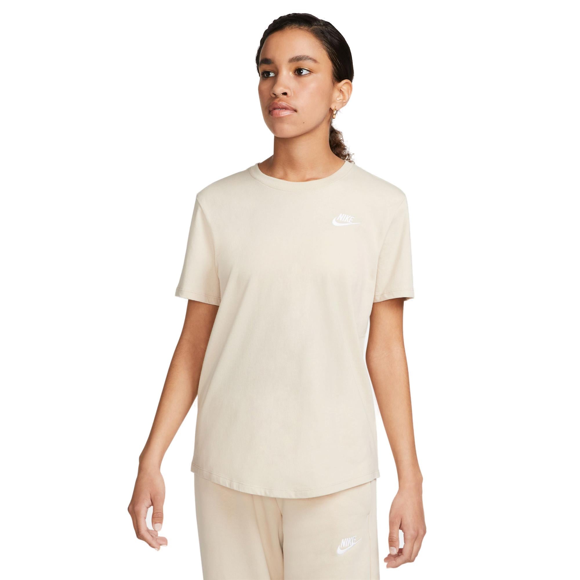 Nike Sportswear Club Essentials Tshirt Dame Xs Hvid Nike Sportswear Club Essentials Tshirt Dame Xs Hvid