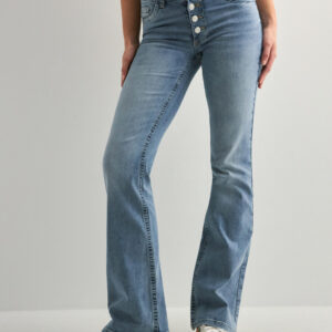 Nelly - Blå - Mid Waist Button Jeans