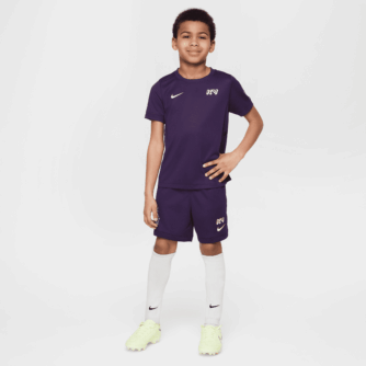 Nike Dri-FIT Kylian Mbappé ACD25-sæt med shorts og top med korte ærmer til mindre b⌀rn - lilla