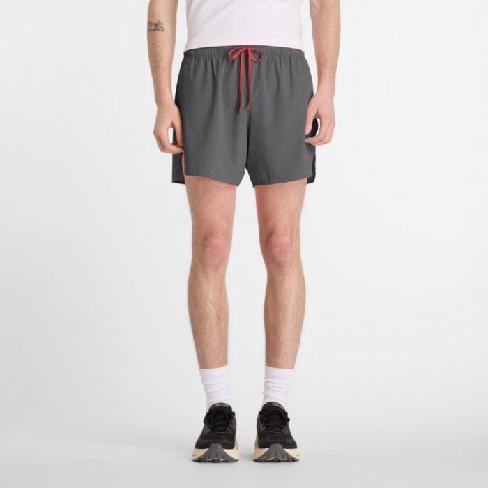 New Balance RC Ultra Light Split Shorts 5" Str. S Herre - Letvægts shorts til løb i grå New Balance RC Ultra Light Split Shorts 5" Str. S Herre - Letvægts shorts til løb i grå