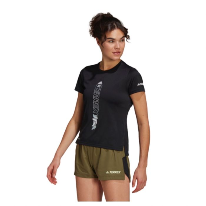 adidas Agravic T-shirt til damer i sort - Let og åndbar til løb og træning adidas Agravic T-shirt til damer i sort - Let og åndbar til løb og træning