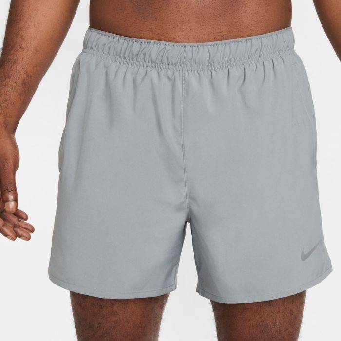 Nike Dri-FIT Challenger 2in1 5 Inch Shorts Grå XXL til komfortabel løbetræning Nike Dri-FIT Challenger 2in1 5 Inch Shorts Grå XXL til komfortabel løbetræning