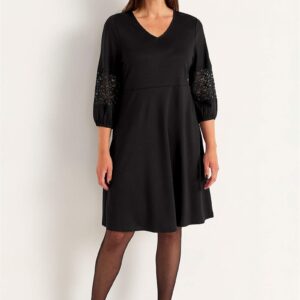 Viskosekjole med blondedetaljer