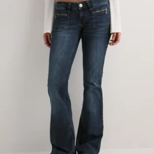 Nelly - Blå - Super Low Zip Pocket Bootcut Jeans
