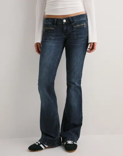 Nelly - Blå - Super Low Zip Pocket Bootcut Jeans Nelly - Blå - Super Low Zip Pocket Bootcut Jeans