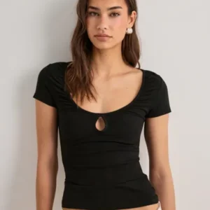 Nelly - Sort - Rouched Keyhole Tee