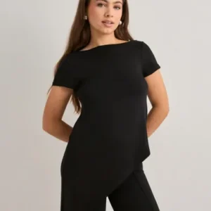 Nelly - Sort - Asymmetric Flowy Tee