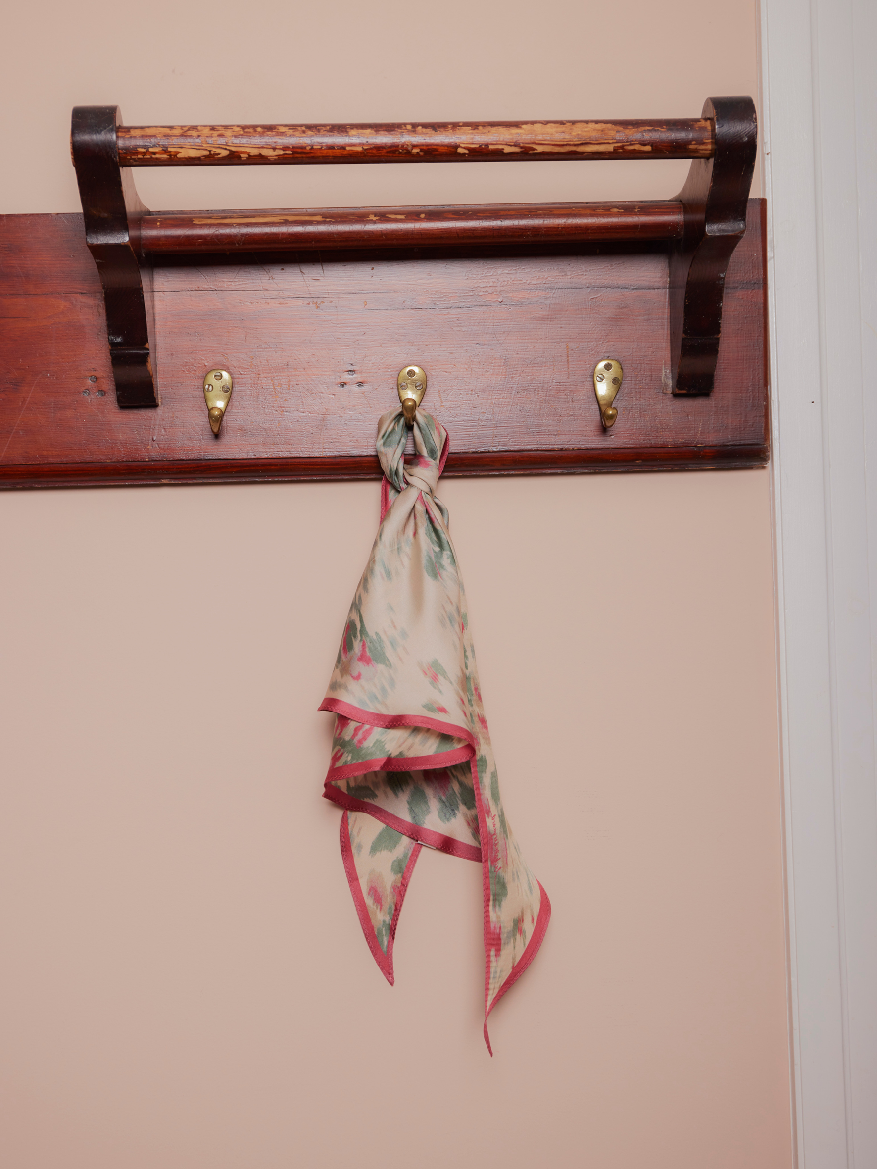Tapelia Triangle Sia Scarf Tapelia Triangle Sia Scarf