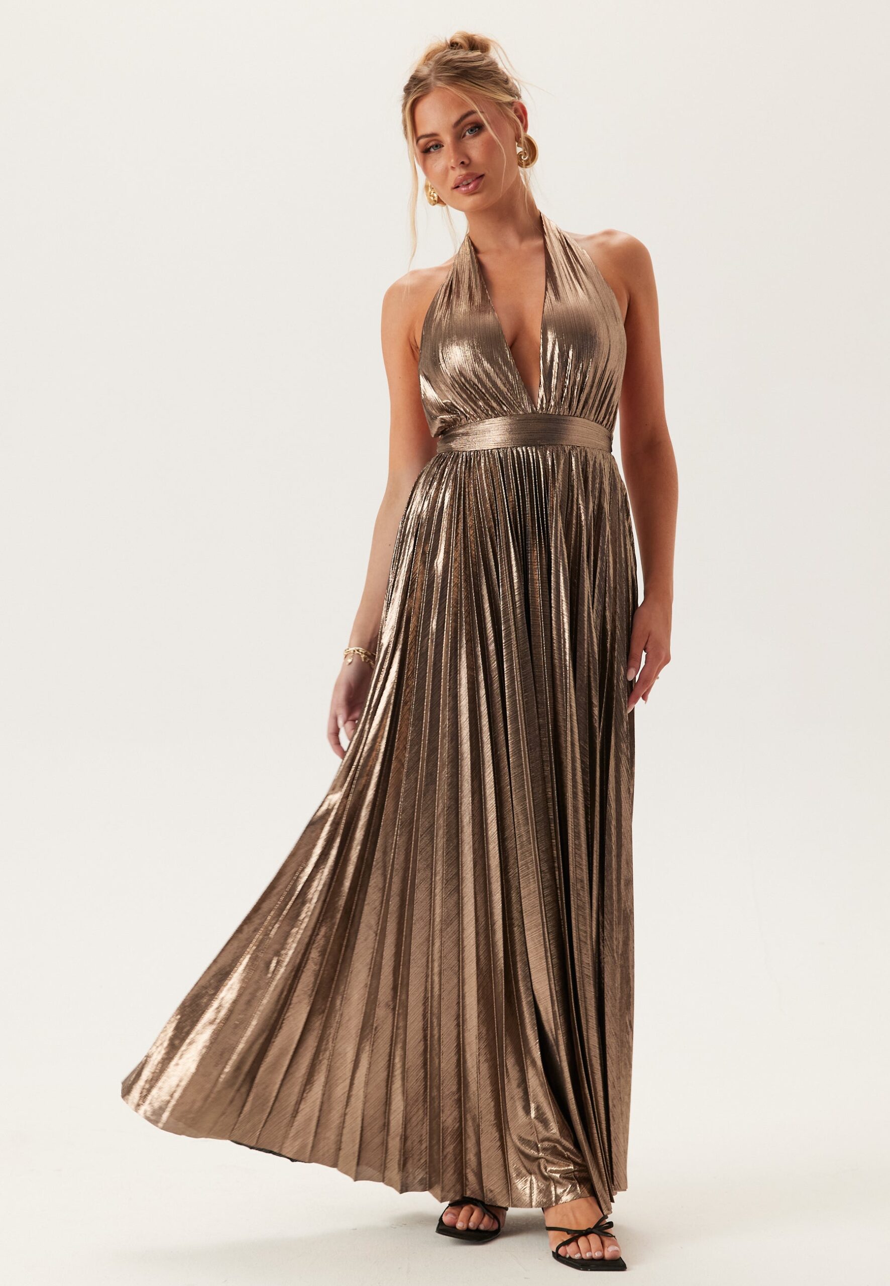 Deep V Pleated Halter Maxi Dre Deep V Pleated Halter Maxi Dre