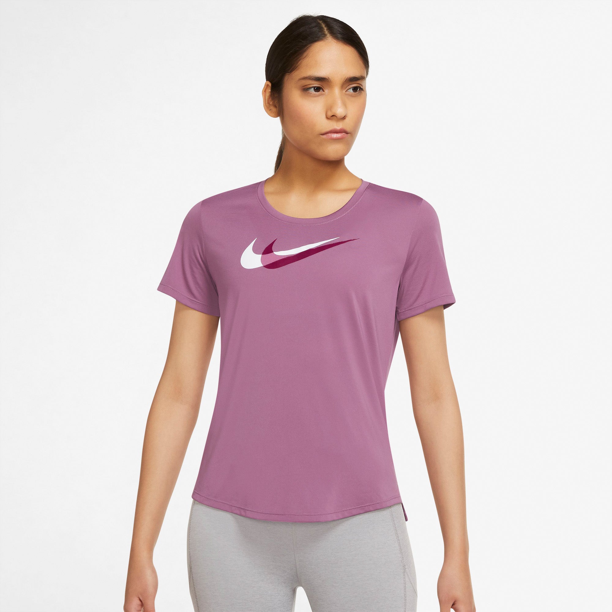 Nike Drifit Swoosh Run Løbe Tshirt Dame Lilla Nike Drifit Swoosh Run Løbe Tshirt Dame Lilla
