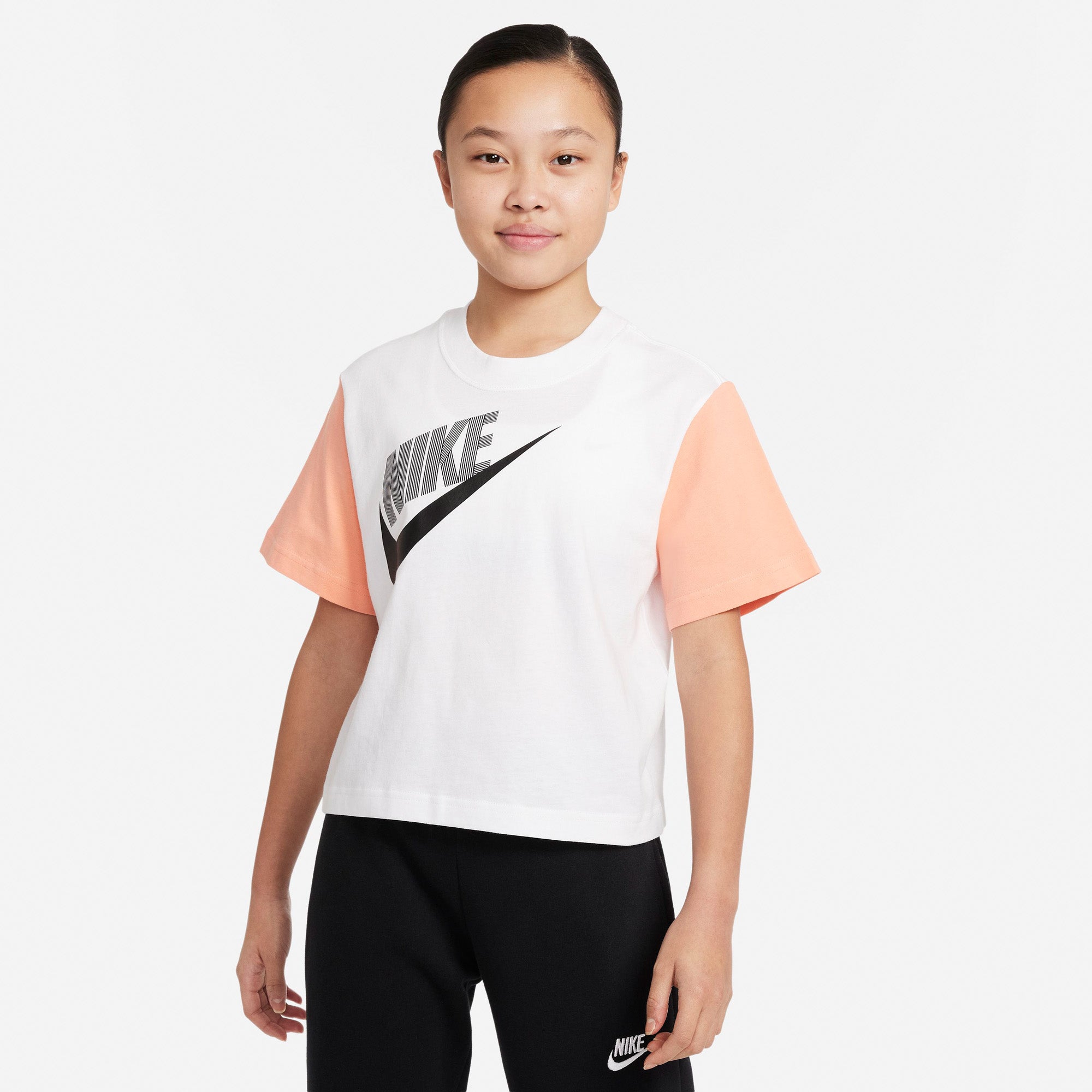 Nike Sportswear Essential Boxy Tshirt Dame 122128 / Xs Hvid Nike Sportswear Essential Boxy Tshirt Dame 122128 / Xs Hvid