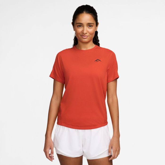 Nike Trail Dri-FIT SS Tee M Dame - Rød T-shirt til løb med svedtransporterende teknologi Nike Trail Dri-FIT SS Tee M Dame - Rød T-shirt til løb med svedtransporterende teknologi