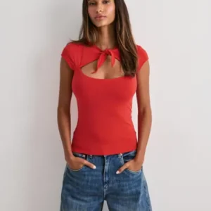 Nelly - Rød - Amazing Keyhole Tie Tee