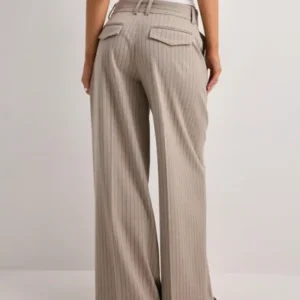 Nelly - Ternet/Stribet - Volume Back Pocket Striped Pants