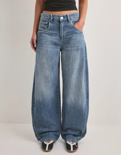 Nelly - Blå - Twisted Barrel Buckle Jeans Nelly - Blå - Twisted Barrel Buckle Jeans