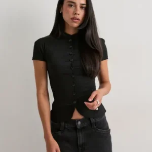 Nelly - Sort - Collar Button Top
